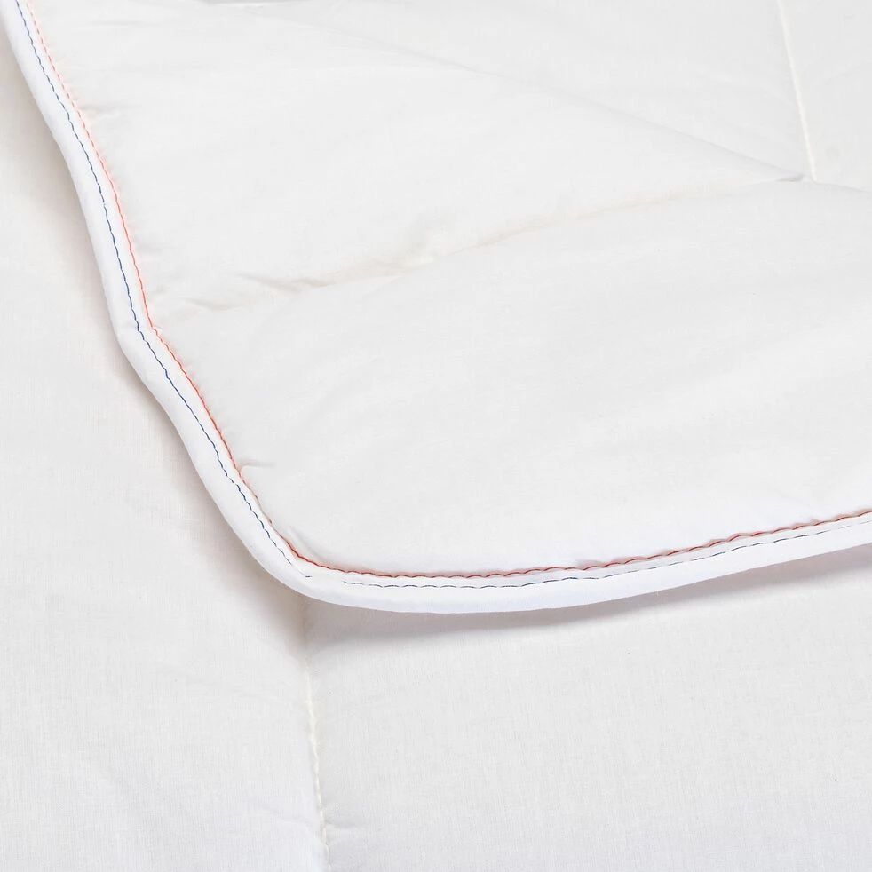 HELENA - Couette Légère Synthétique Antiacarien Et Antibactérien - Blanc 140x200cm 4 HELENA - Couette Légère Synthétique Antiacarien Et Antibactérien - Blanc 140x200cm – Image 2