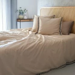 KISSOS - Housse De Couette Et 2 Taies D'oreiller En Coton Finition Frise - Beige 240x220cm 13 KISSOS - Housse De Couette Et 2 Taies D'oreiller En Coton Finition Frise - Beige 240x220cm -Doublures De Lit Soldes 2024 Parure KISSOS 27520000 A 1